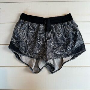 LULULEMON Hotty Hot Paisley Print Athletic Yoga Shorts 3.5”  Black White Size 4